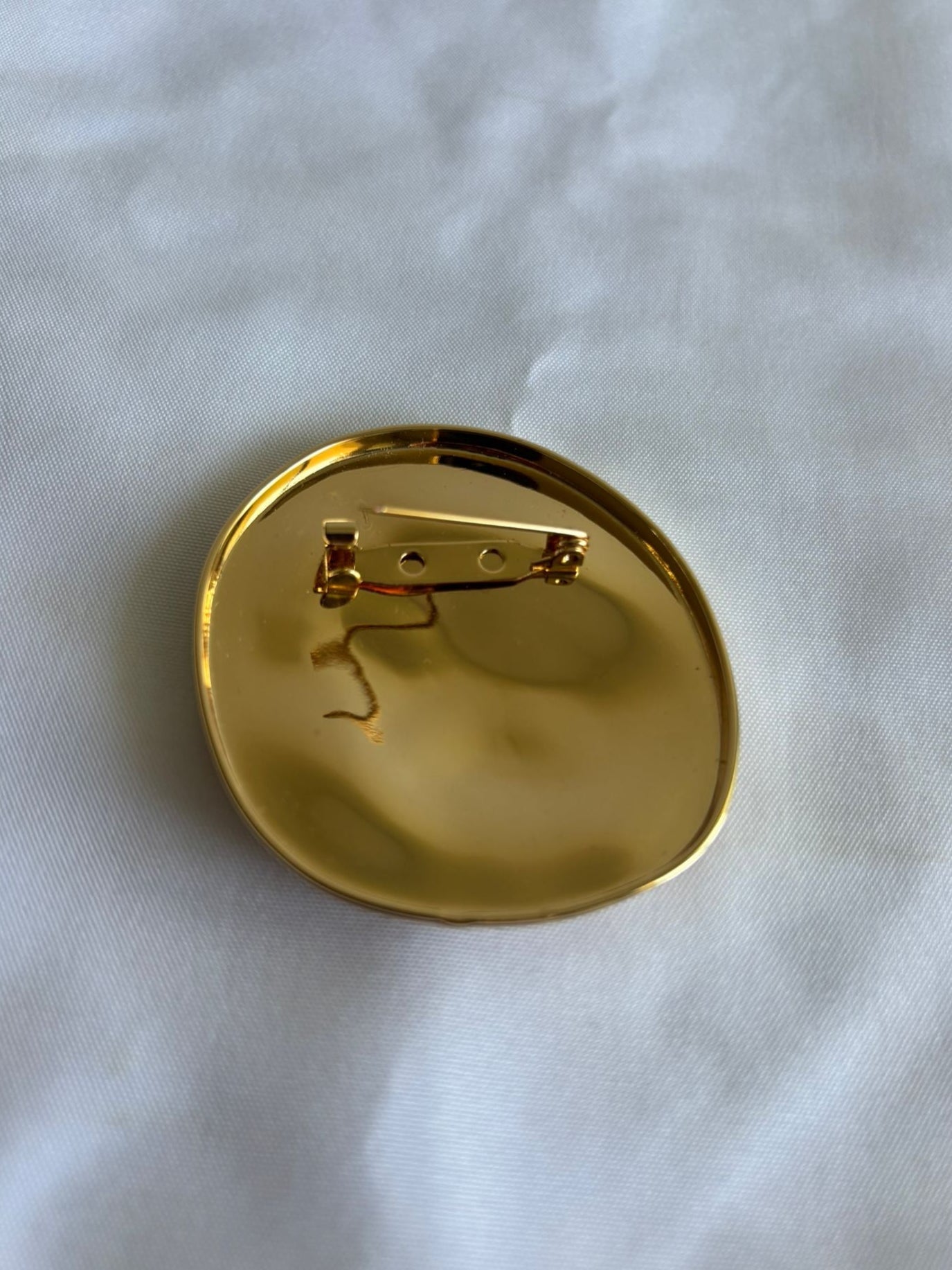 Broche dorée